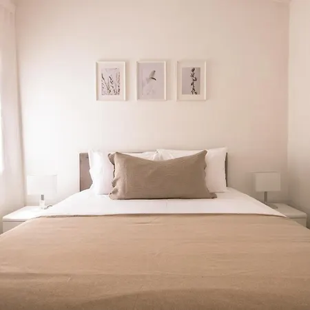 Daire Phaedrus Living: Nerina Modern Flat